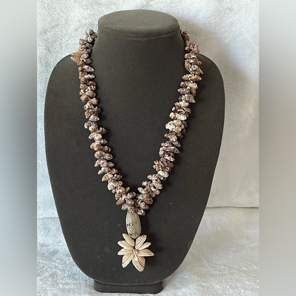 Handmade Jewelry - Amazing vintage shell necklace